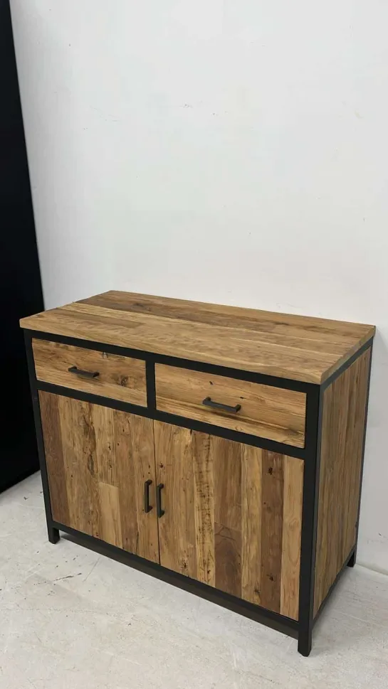 Industrieel klein dressoir