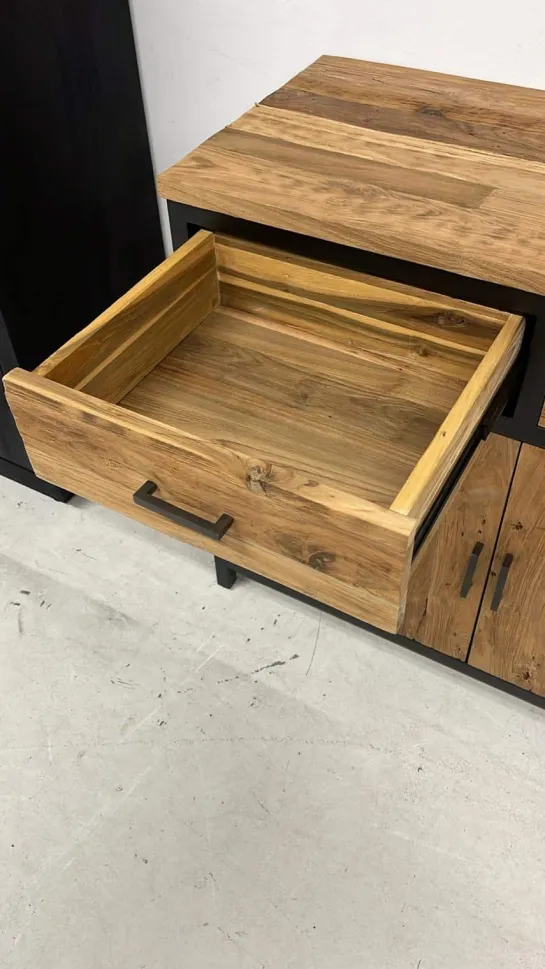 Industrieel klein dressoir
