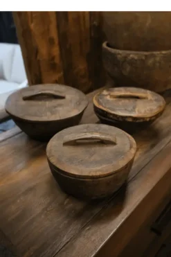 Landelijke oude houten pot met deksel
