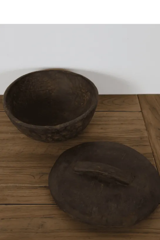 Landelijke oude houten pot met deksel