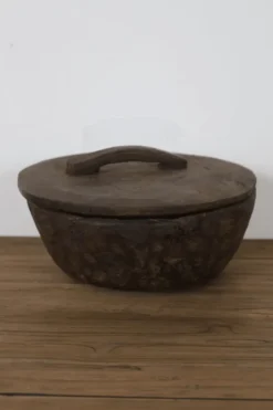 Landelijke oude houten pot met deksel
