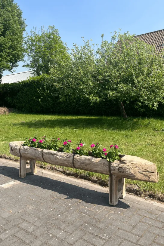 Oude houten voederbak als plantenbak 260 cm