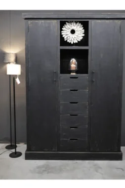Oude zwarte opbergkast