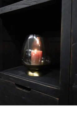 Oude zwarte opbergkast