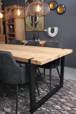 Poten door het blad eettafel