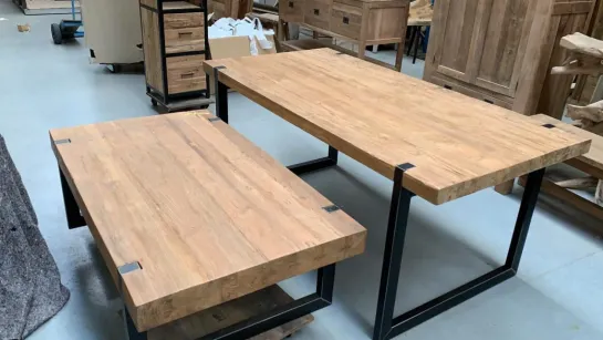 Poten door het blad eettafel