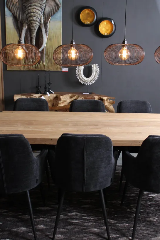 Poten door het blad eettafel
