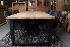 Poten door het blad eettafel