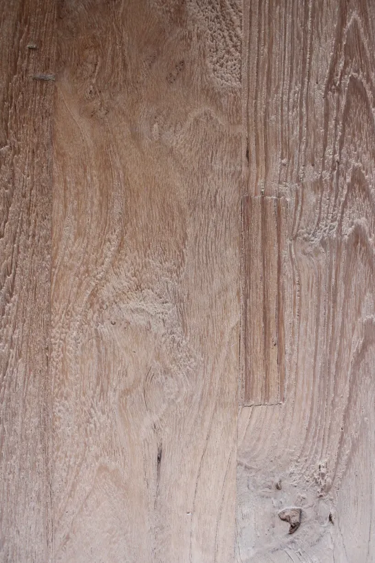 Poten door het blad eettafel