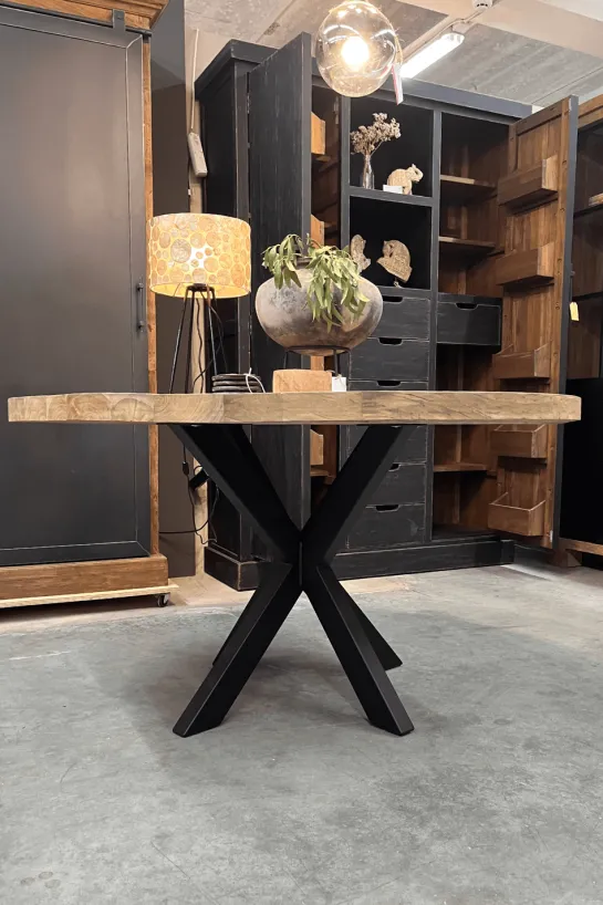 Ronde eettafel van gerecycled teak – Ø140 cm – metalen matrixpoot