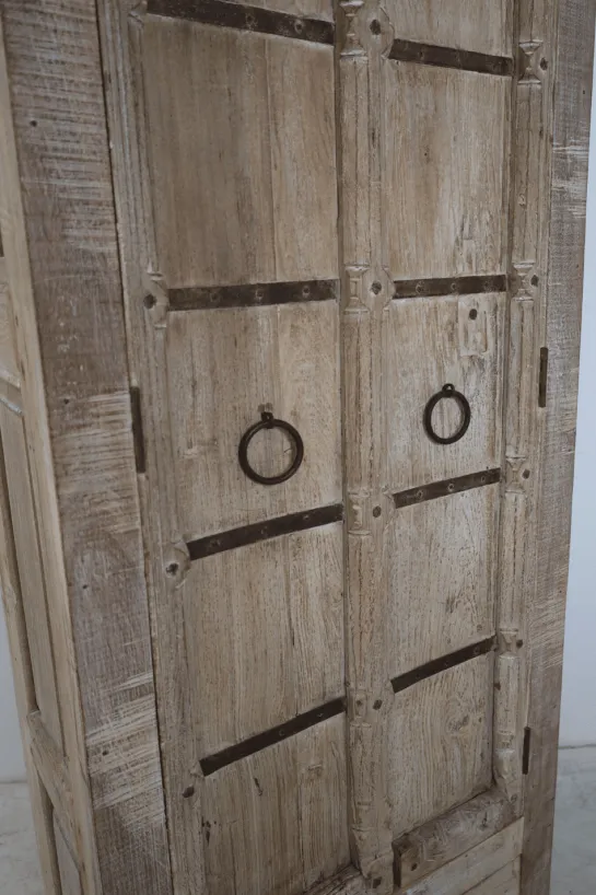 Smalle Indiase Kast met Oude Deuren