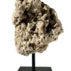 Stenen sculptuur met kristal op statief