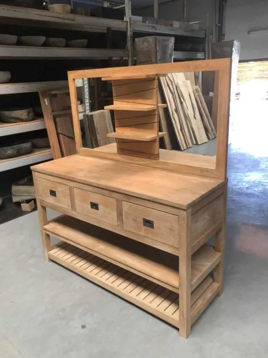 Teak spiegel met plankjes
