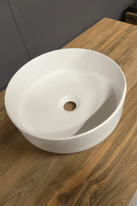 Witte ronde opbouw wasbak