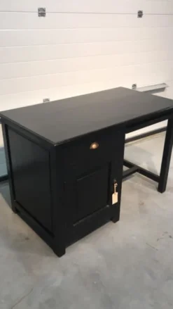 Zwart bureau