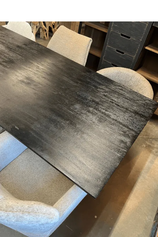 Zwarte mango houten eettafel met metalen matrixpoot